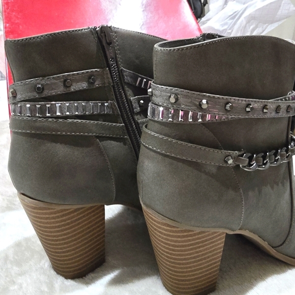 Jennifer Lopez ✦ Black Ankle Boots ✦ Block Heel w/ Leather Straps & Chain Detail - Picture 7 of 14